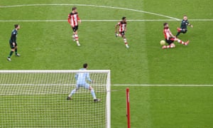 Matej Vydra mira su disparo volar a la esquina superior para darle la victoria a Burnley en Southampton.