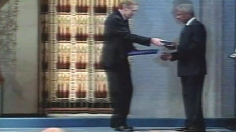 Kofi Annan is awarded the Nobel peace prize in 2001 - video