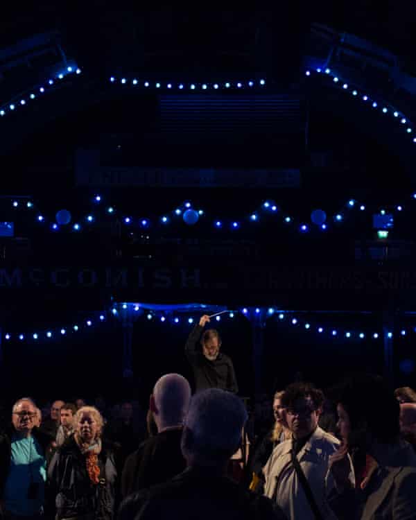 Ilan Volkov conducts the BBC SSO performing Catherine Kontz’s ‘Fruitmarket’.
