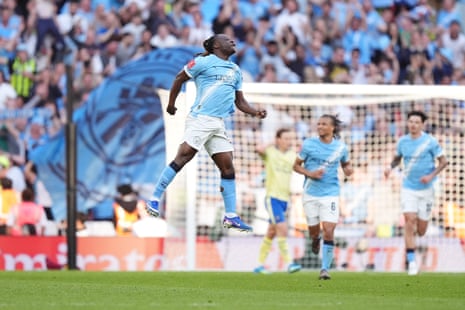 मैनचेस्टर सिटी के जेरेमी डोकू ने अपनी टीम के लिए बराबरी का गोल करने का जश्न मनाया।