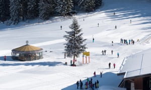 Les gens skient sur les pistes au-dessus de Niederau