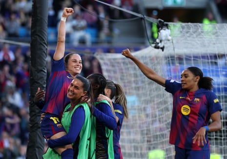 Η Ewa Pajor της FC Barcelona πανηγυρίζει το δεύτερο γκολ της ομάδας της με συμπαίκτες της.