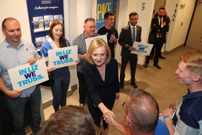 Liz Truss y Rishi Sunak Tory luchan por el liderazgo en Darlington: la política del Reino Unido en vivo 2 Liz Truss reuniéndose con sus seguidores a su llegada a las campañas electorales en Darlington.