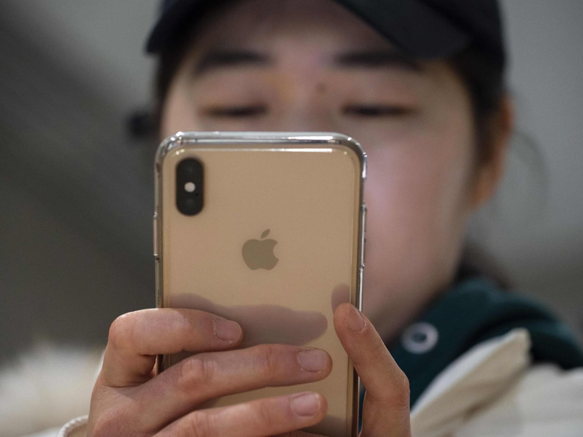 Apple Rushes To Fix Facetime Bug That Let Users Eavesdrop On Others Iphone The Guardian