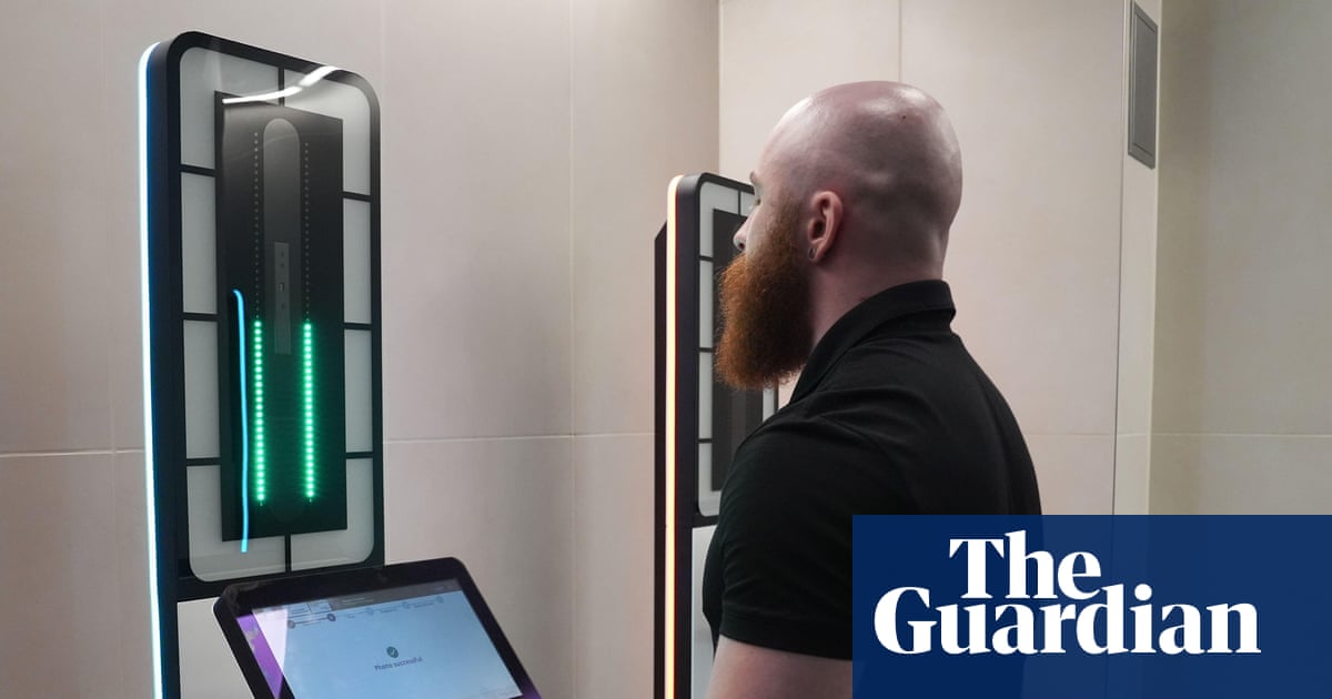 हवाई अड्डों का कहना है कि नई ईयू प्रवेश-निकास प्रणाली के कारण तीन घंटे तक की देरी हो रही है