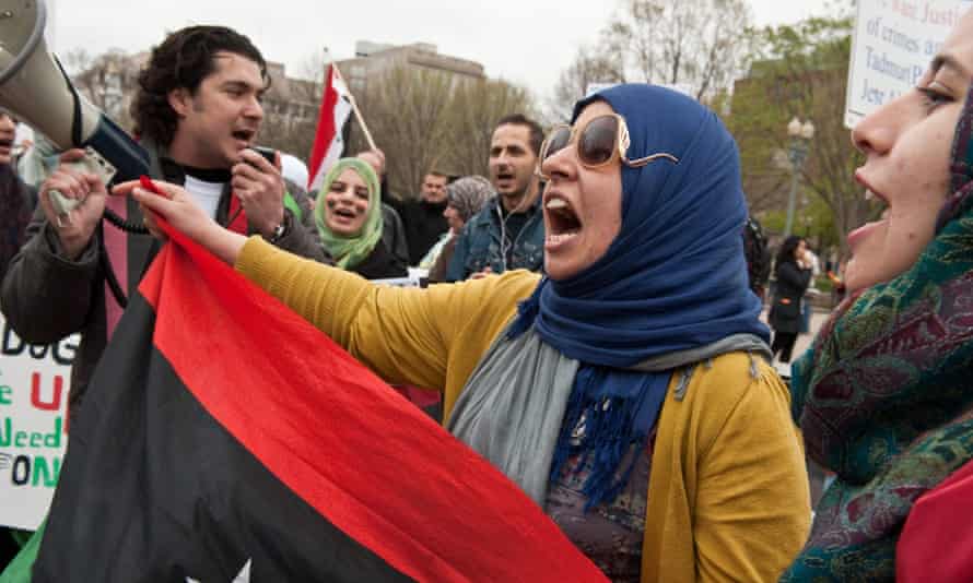 In this photo taken on April 9, 2011, Libyans sing a patriotic song in front of the White House in Washington during a protest by Libyans and Syrians against the regimes of Moamer Kadhafi and Bashar al-Assad.