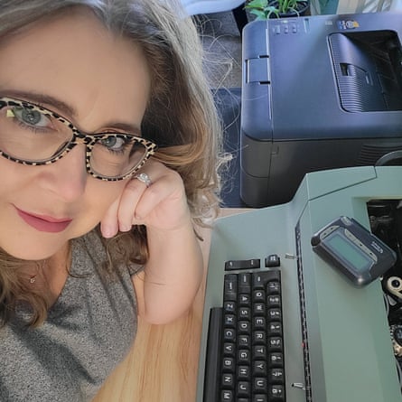 Lisa Ford avec son téléavertisseur et sa machine à écrire.