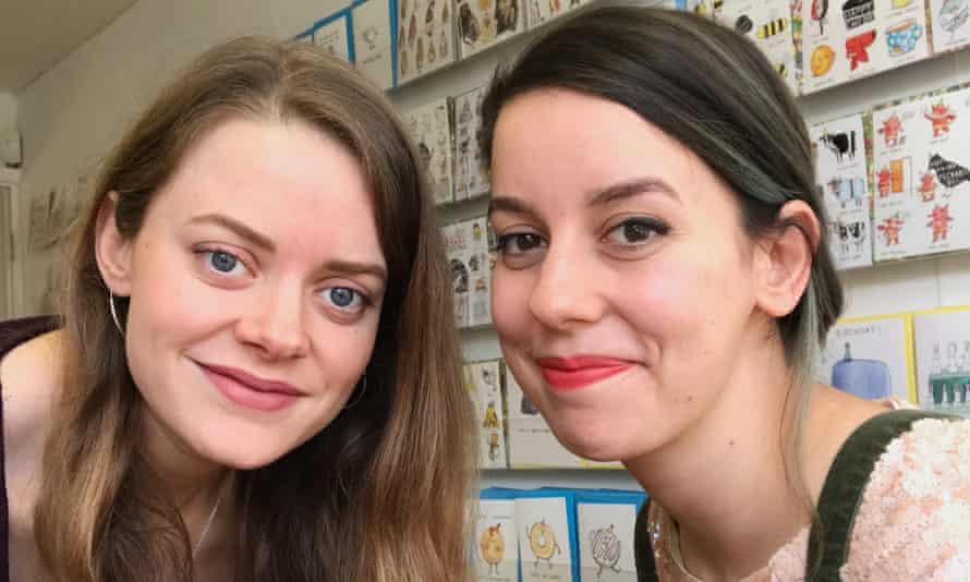 Liz Faulkner kairėje ir jos sesuo Cat su sveikinimo atvirukais fone.