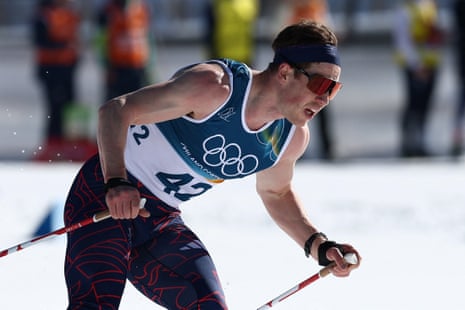 Andrew Musgrave cielos en una camiseta