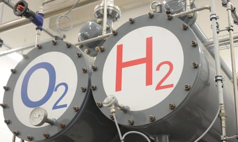 Two tanks marked oxygen (02) and hydrogen (H2)