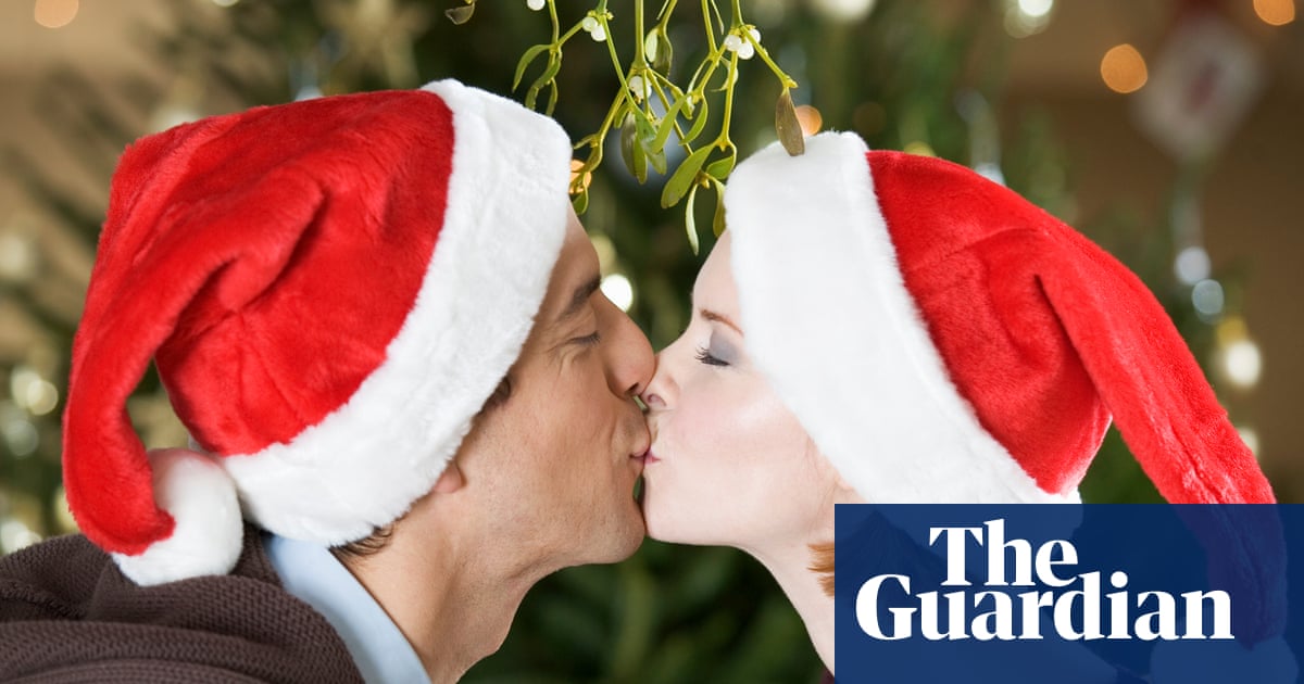 Craciun obiceiuri lume picshunger donnaclick sursa poza refuse extravagant Why does no one kiss under the mistletoe any more? | Christmas | The