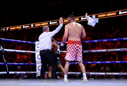 The referee raises his hand to stop the fight as Moses Itauma’s team throw the towel in