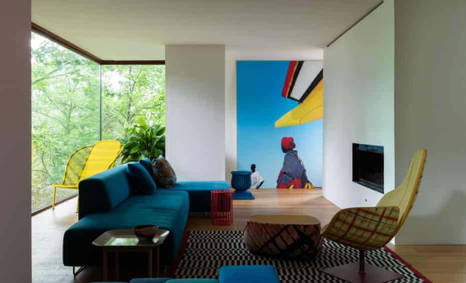 Picture this: a Boubacar Touré Mandémory wall photograph dominates the sitting room.