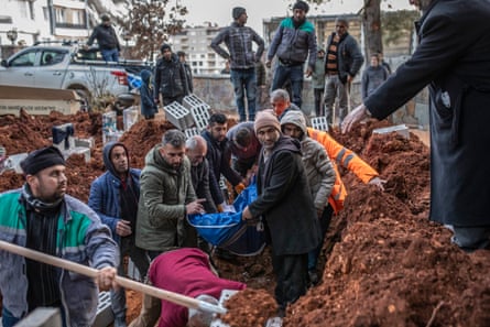 The burial of three earthquake victims at the Nurdağı cemetery.