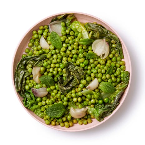 Petits pois à la française (đậu Hà Lan á la française in Vietnamese) is a classic dish that is both delicious and easy to prepare. With its tender peas, savory bacon, and aromatic herbs, it is sure to delight your taste buds. Learn how to make this timeless French recipe by following the step-by-step instructions on the Food website.