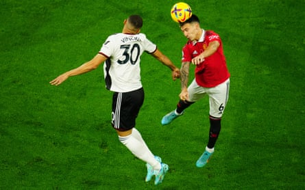 Lisandro Martínez (à droite) dirige un ballon contre Fulham