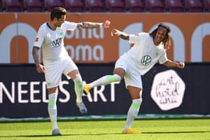 Daniel Ginczek (izquierda) celebra a su ganador de tiempo de lesión con Kevin Mbabu.