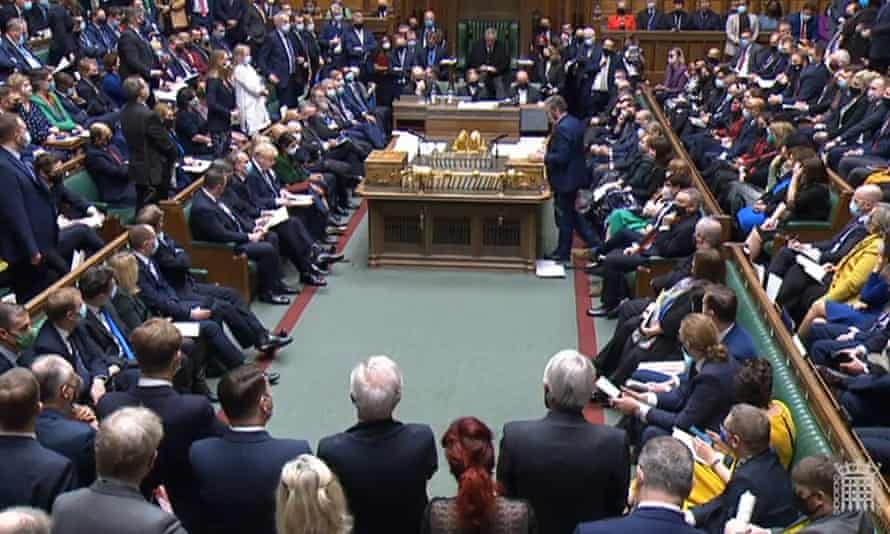 Questions du premier ministre à la Chambre des communes - vue des députés entassés sur les bancs du gouvernement et de l'opposition