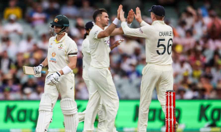Jimmy Anderson takes the congratulations from his England teammates as Steve Smith trudges off for 93.