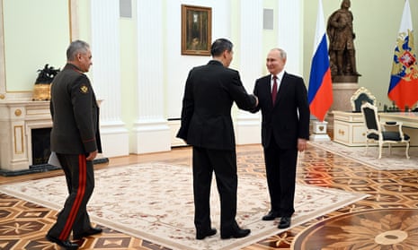 ولادیمیر پوتین رئیس جمهور روسیه در مسکو با لی شانگفو وزیر دفاع چین دیدار کرد.  سرگئی شویگو (L) وزیر دفاع روسیه نیز در این مراسم حضور داشت.