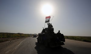 Members of Iraq's counter-terrorism service move towards Fallujah, as they take part in a major assault to retake the city from Islamic State.