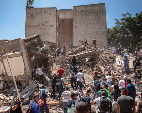 Residents digging through the debris of a collapsed building in Cali