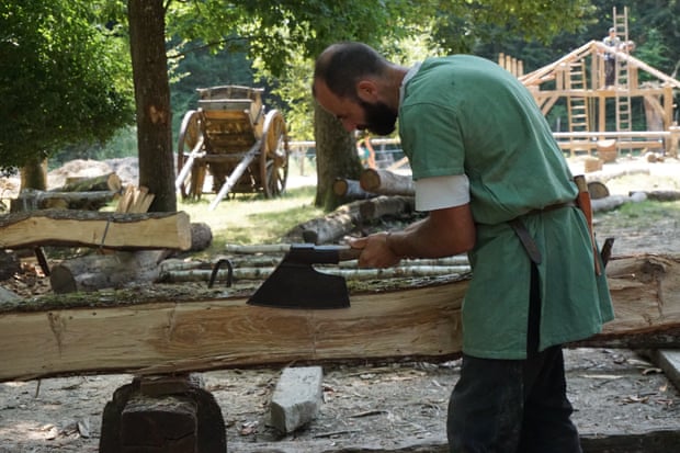 Les experts en menuiserie de Guédelon seront d'une aide précieuse pour la restauration du toit de Notre-Dame.