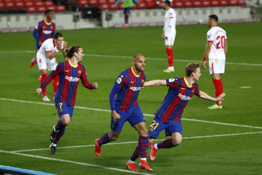 Martin Braithwaite (centre) de Barcelone célèbre après sa tête de prolongation.