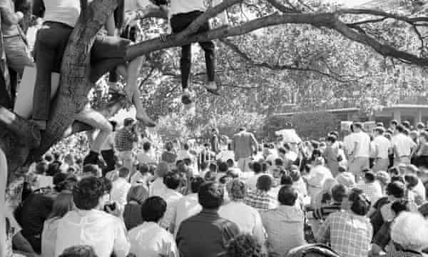 około 5000 osób słucha Martina Luthera Kinga na Uniwersytecie Kalifornijskim w Berkeley 17 maja 1967 roku.