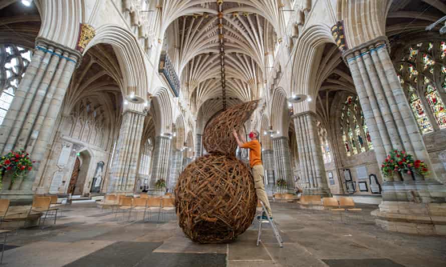 El escultor Martin Staniforth traslada parte de su nuevo trabajo a la catedral de Exeter