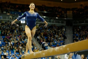 Kyla Ross de UCLA sonríe mientras compite en la barra de equilibrio durante un encuentro contra Stanford en el Pauley Pavilion en marzo de 2019.