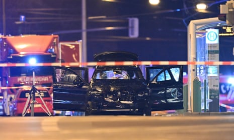 Um carro danificado parado com as portas abertas em Magdeburg.