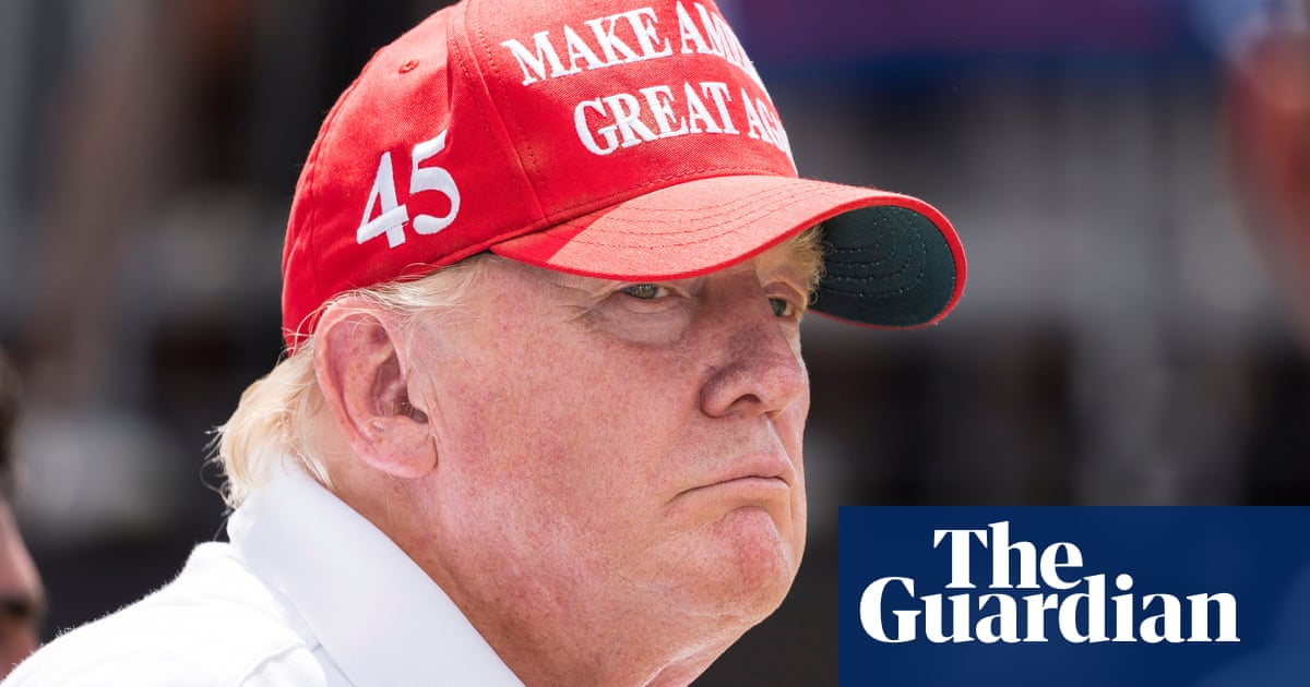 Trumps golf course photo with Philadelphia mob boss raises questions