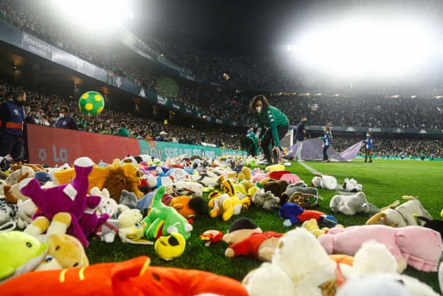 Raining goals and cuddly toys: Real Betis get the party started | La Liga 1 Cuddly toys thrown on the pitch at the Benito Villamarín