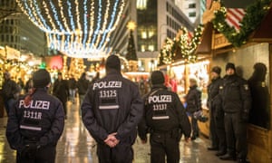 警方在重新开放的市场巡逻。