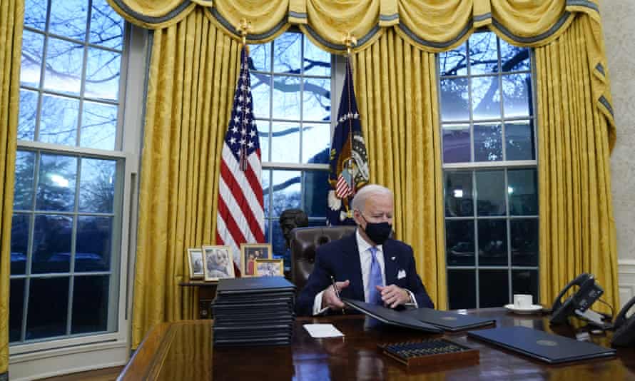 Joe Biden signe ses premiers décrets dans le bureau ovale de la Maison Blanche le 20 janvier.