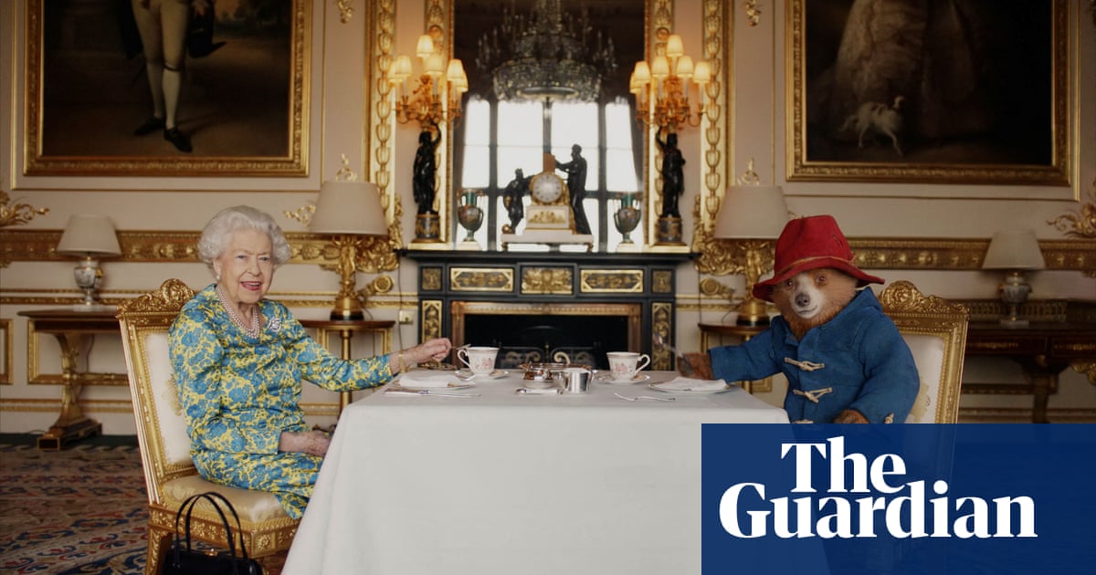 Paddington Bear joins the Queen for afternoon tea at Buckingham Palace – video