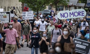 Protesters started marching toward the Minneapolis police third precinct on 26 May 2020.