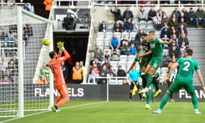 Jamaal Lascelles se sube por encima de Conor Coady de Wolves para darle la ventaja a Newcastle.