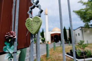 À l'extérieur de la mosquée Al Noor