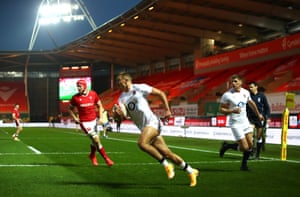 England’s Henry Slade runs in to score.