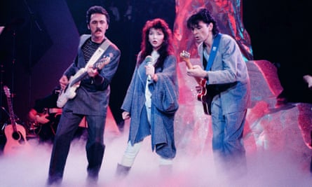 Kate Bush cantando Running Up That Hill em 1985.