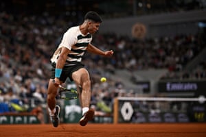 Carlos Alcaraz performs a tweener against Fabian Marozsan
