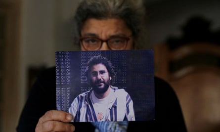Laila Soueif, la mère du gréviste de la faim égypto-britannique Alaa Abd el-Fattah, tient une photo d'Alaa, chez elle à Gizeh, en Égypte, le 25 novembre 2022.