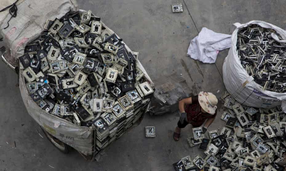 Un trabajador distribuye desechos electrónicos en un centro de reciclaje administrado por el gobierno en la ciudad de Guyu, en la provincia de Guangdong, en el sur de China.