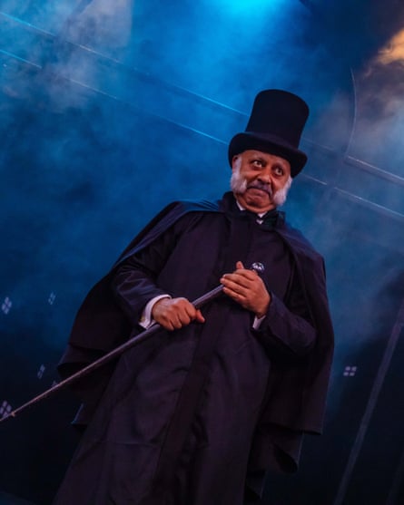 Kammy Darweish dans le rôle de Scrooge dans A Sherlock Carol au Marylebone Theatre