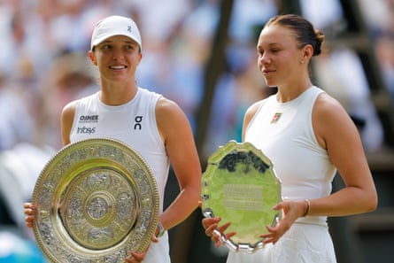Amanda Anisimova and Iga Swiatek with their trophies after the Wimbledon final
