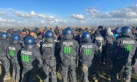 Die Polizei umstellte die Demonstranten