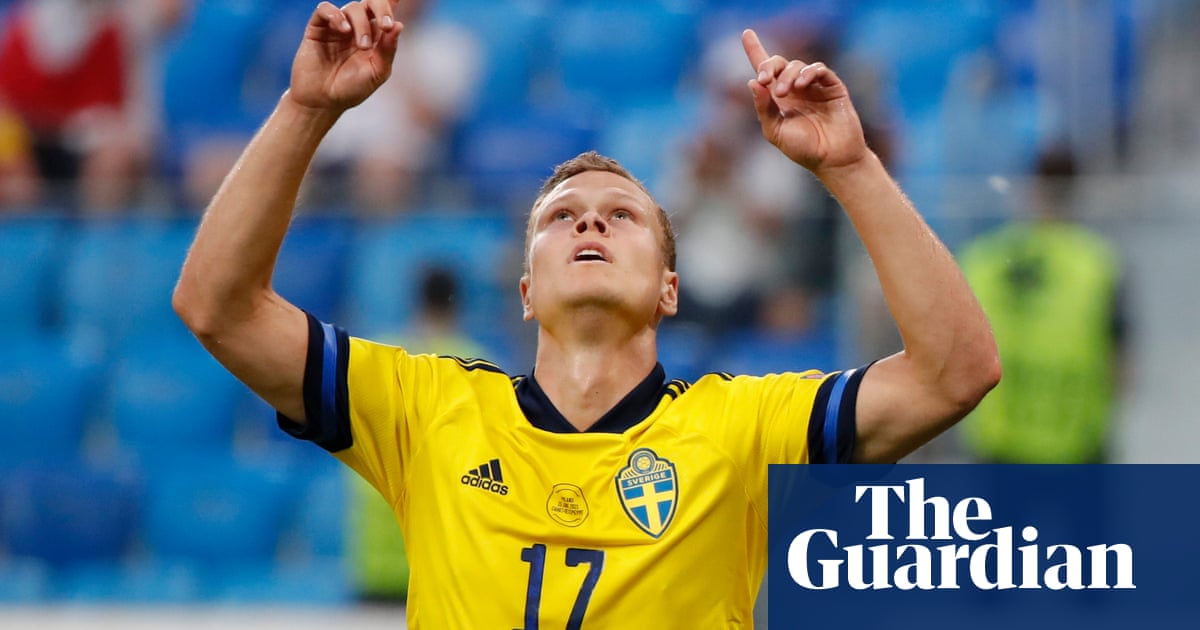 Claesson’s late strike for Sweden seals top spot with victory over Poland