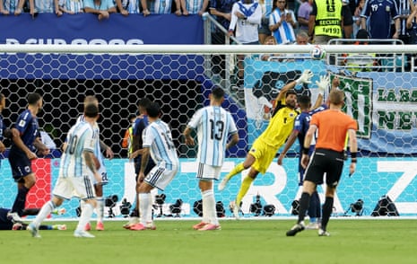 Vozinha saves again from Messi